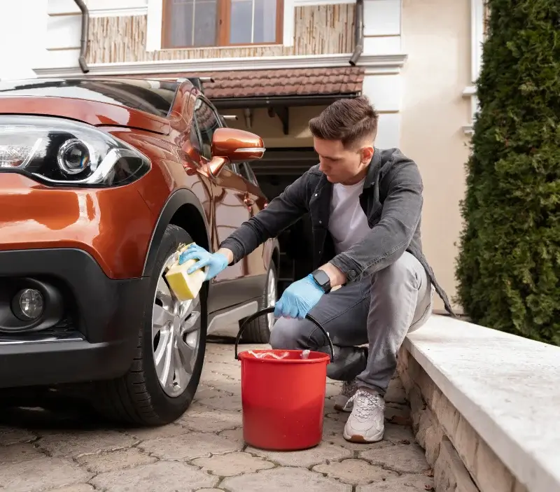 Lavage auto à domicile Pont-Saint-Vincent : professionnel intervenant sur un véhicule